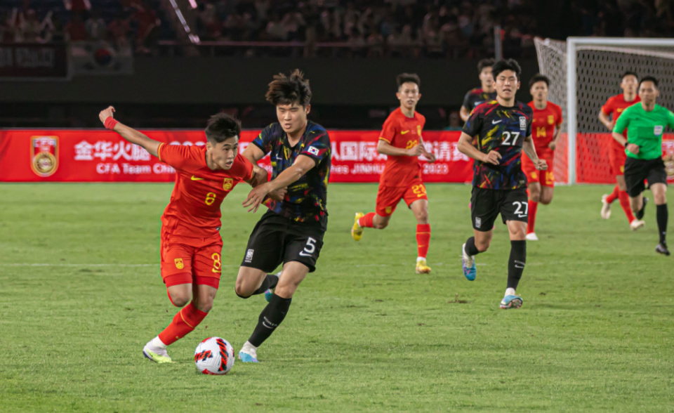 包含国际足球赛事上中国队员尽显实力展现风采的词条