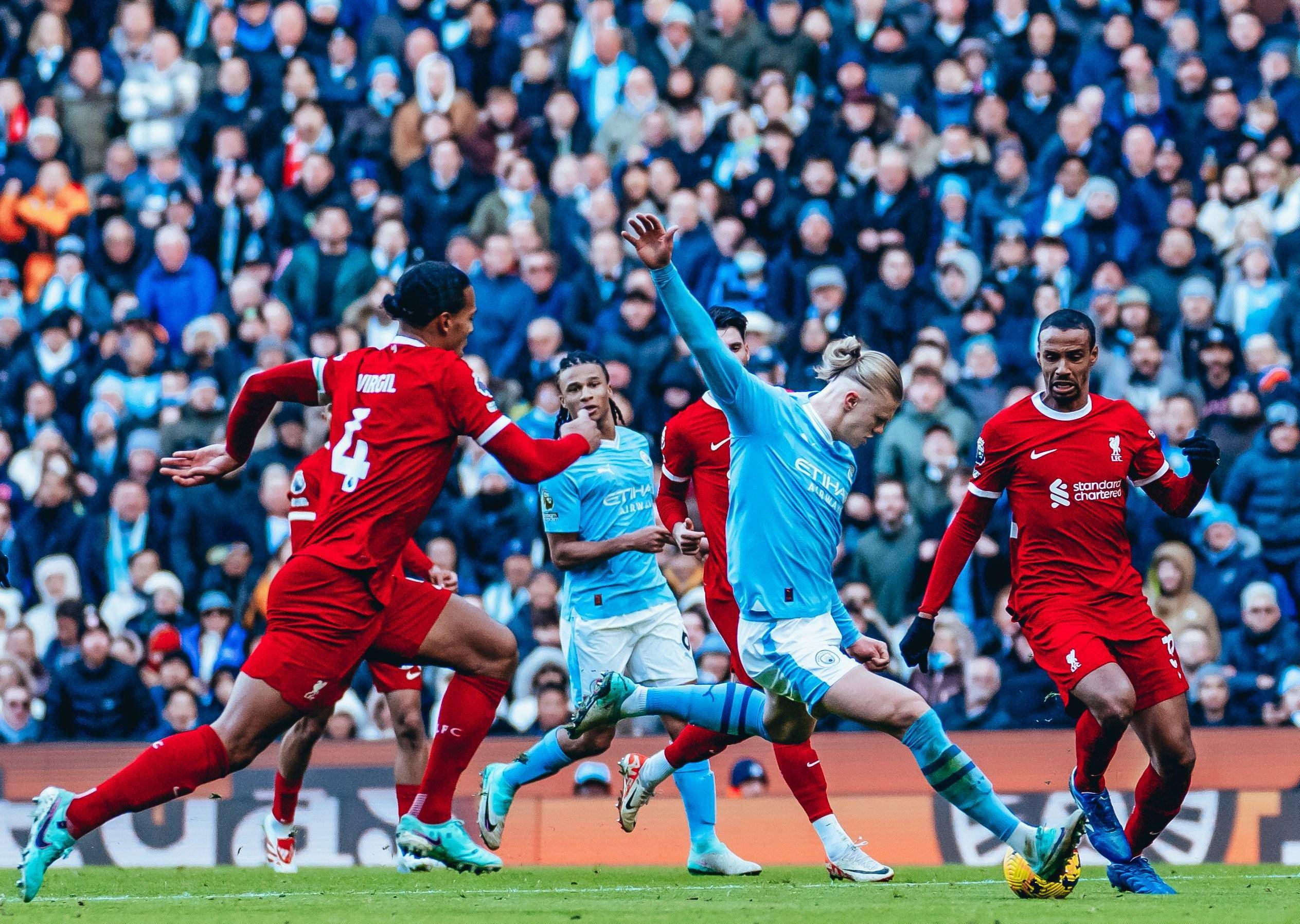 曼城战胜对手,英格兰足球争冠形势胶着的简单介绍 曼城战胜对手,英格兰足球争冠形势胶着的简单介绍