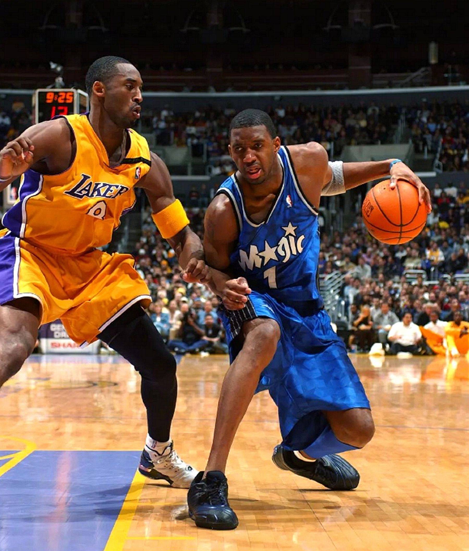 篮球明星在比赛中为球迷们带来精彩表演 篮球明星在比赛中为球迷们带来精彩表演