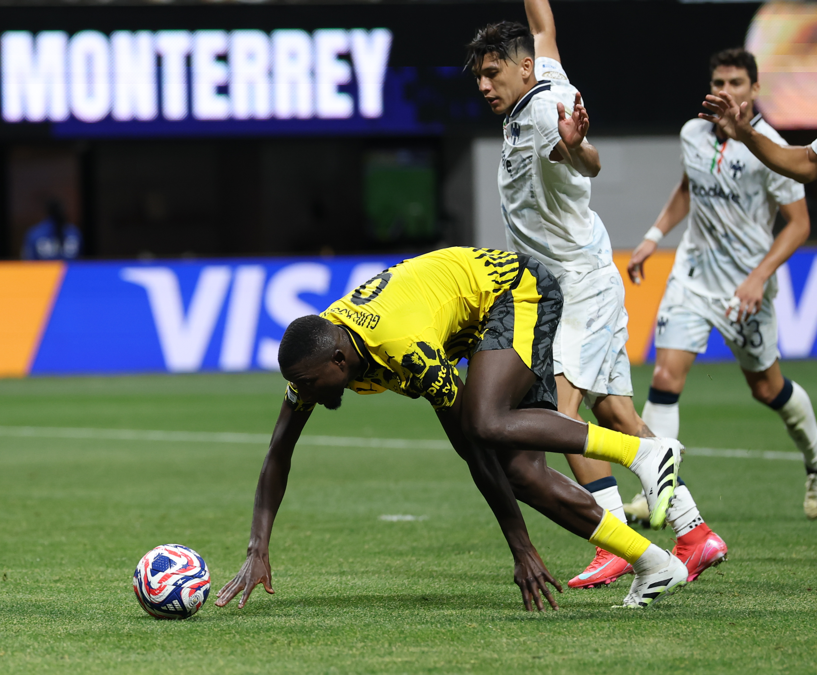 关于多特蒙德艰难取胜，晋级淘汰赛的信息