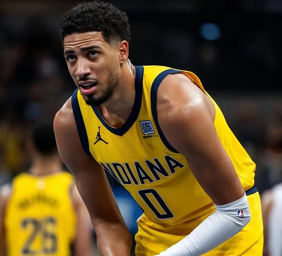 76人惨败爵士,米切尔得分超高 76人惨败爵士,米切尔得分超高