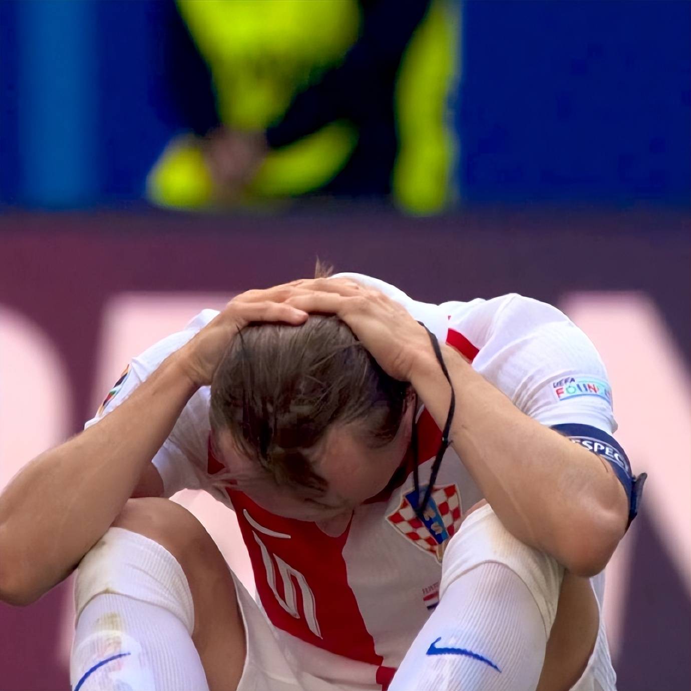 包含乌克兰鏖战瑞士，莫德里奇点燃赛场的词条